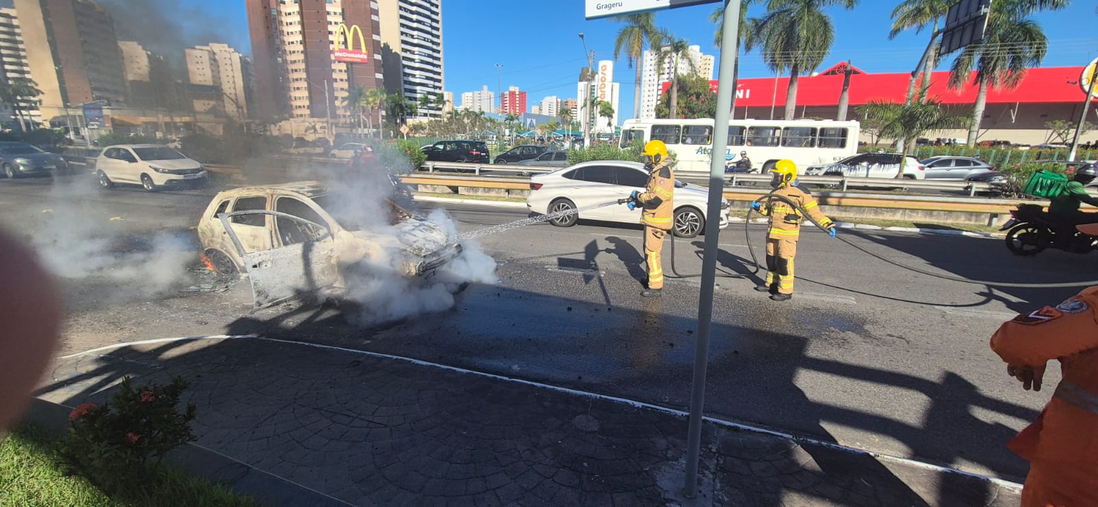 Bombeiros controlam incêndio que destruiu carro em frente ao Shopping Jardins