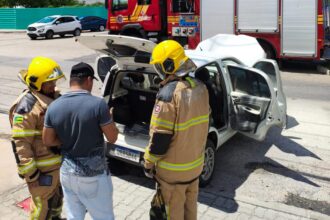 Bombeiros controlam princípio de incêndio em veículo no bairro Jardins, em Aracaju
