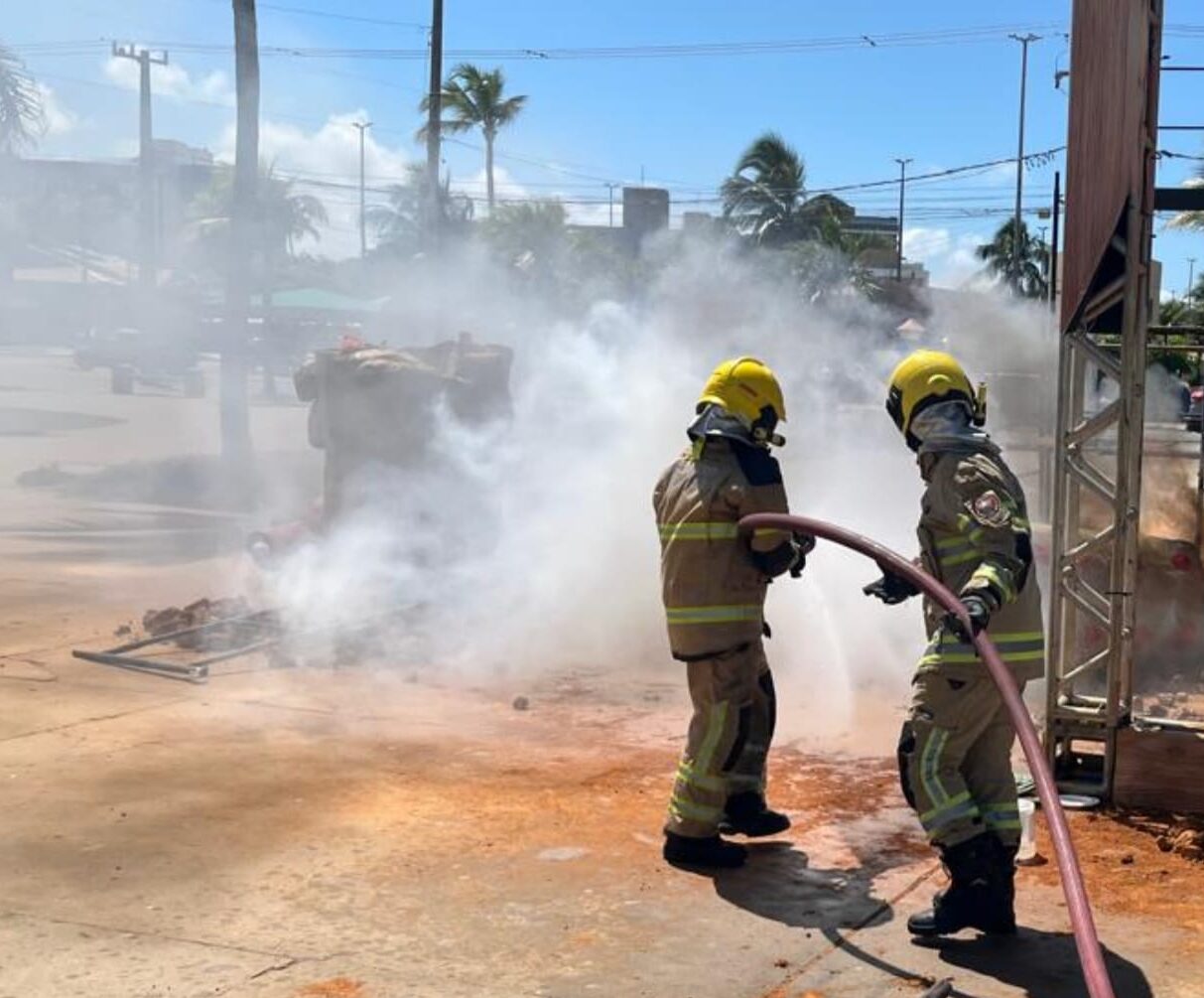 Bombeiros evitam incêndio na desmontagem da Vila do Forró, na Orla de Atalaia