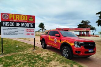 Bombeiros instalam placa na Praia dos Artistas após alta de afogamentos