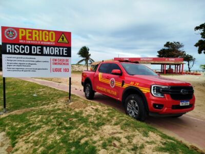 Bombeiros instalam placa na Praia dos Artistas após alta de afogamentos
