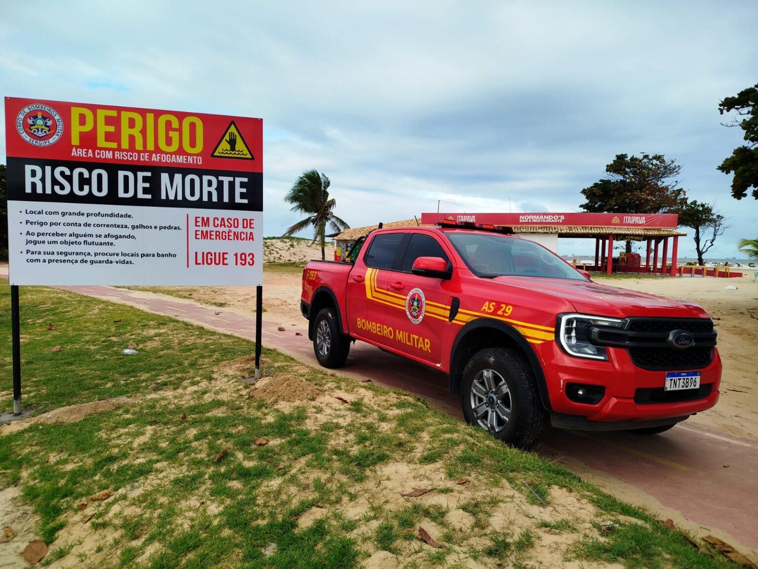 Bombeiros instalam placa na Praia dos Artistas após alta de afogamentos