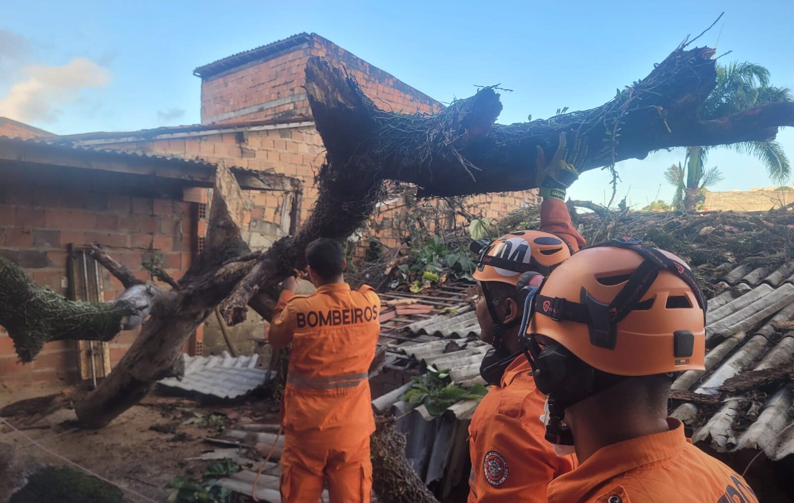 Bombeiros removem mangueira que caiu sobre telhado na Palestina (Aracaju)