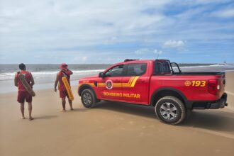 Bombeiros retomam buscas por jovem de 23 anos na Praia dos Artistas