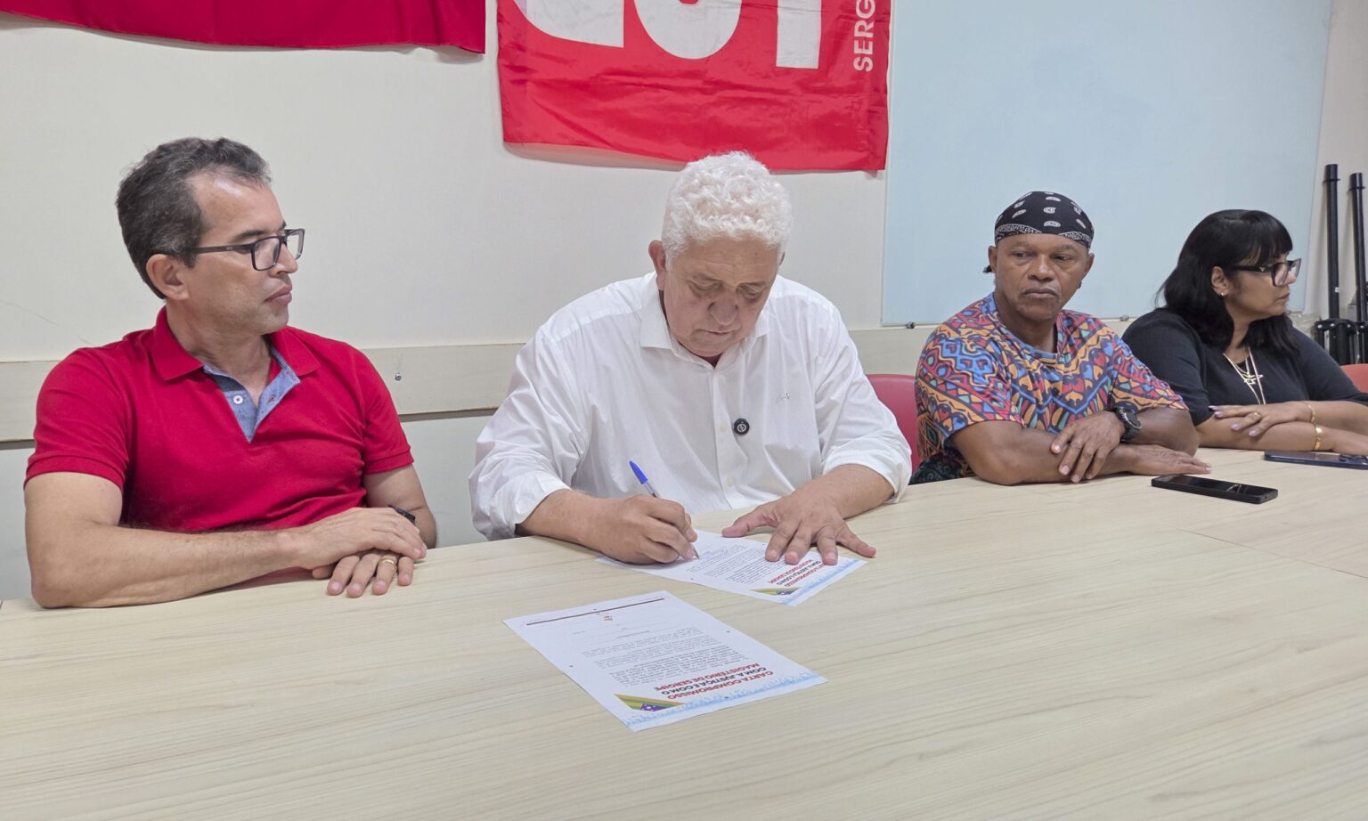 Candidatos assinam compromisso por valorização do magistério em Sergipe