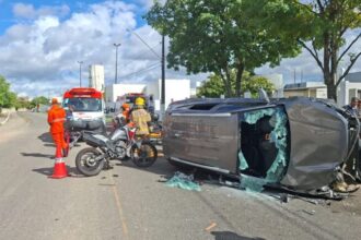 Capotamento na Avenida Coelho e Campos fere quatro pessoas em Aracaju