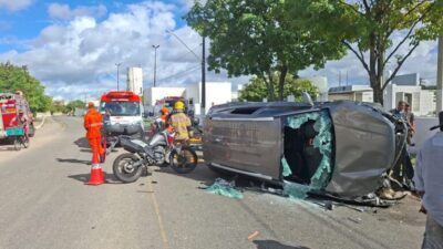 Capotamento na Avenida Coelho e Campos fere quatro pessoas em Aracaju
