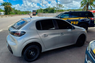 Carro com placas adulteradas é recuperado pela PRF na BR-101