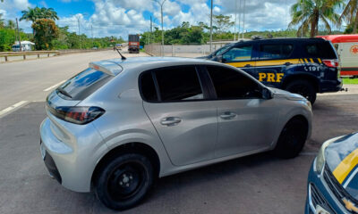 Carro com placas adulteradas é recuperado pela PRF na BR-101