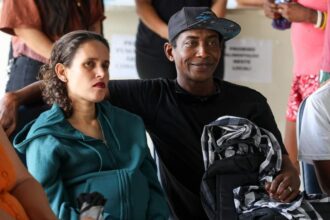Casal deixa as ruas, conquista moradia e celebra chegada da filha