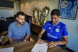 Confiança assina contrato com zagueiro Diego Luiz, 17