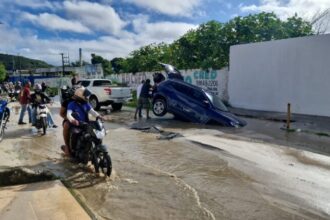 Cratera por rompimento de tubulação engole carro na Industrial, em Aracaju
