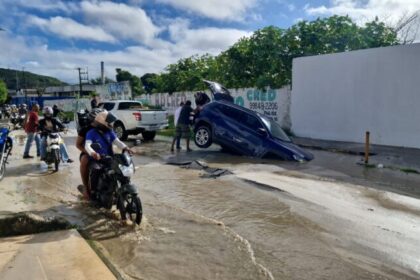 Cratera por rompimento de tubulação engole carro na Industrial, em Aracaju
