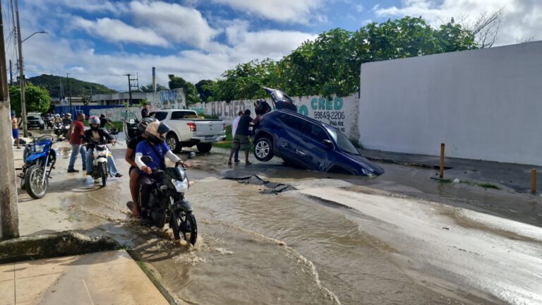 Cratera por rompimento de tubulação engole carro na Industrial, em Aracaju