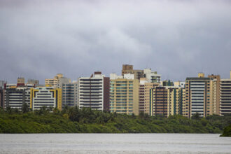 Defesa Civil alerta para chuva forte em Aracaju; bairros concentram volumes