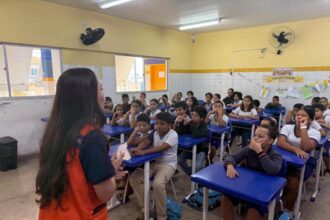 Defesa Civil orienta alunos sobre descarte de lixo e alagamentos