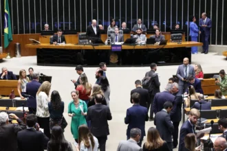 Deputados cobram governo para votar PLP dos combustíveis na terça (11)