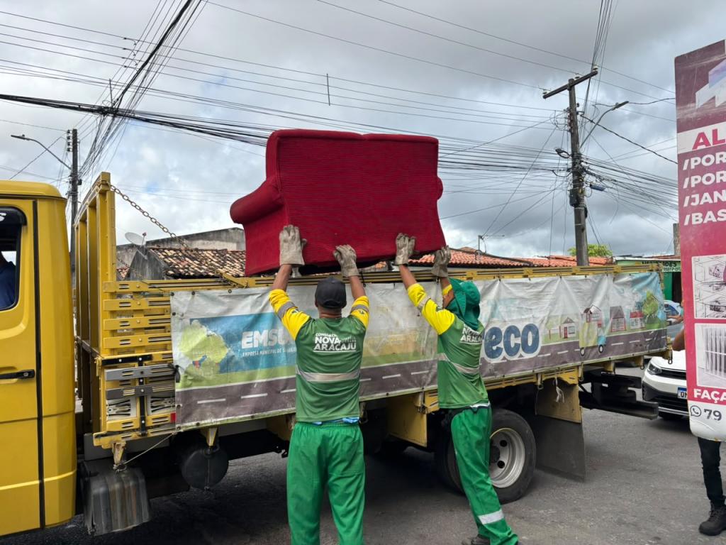 Emsurb leva limpeza e educação ambiental ao bairro América