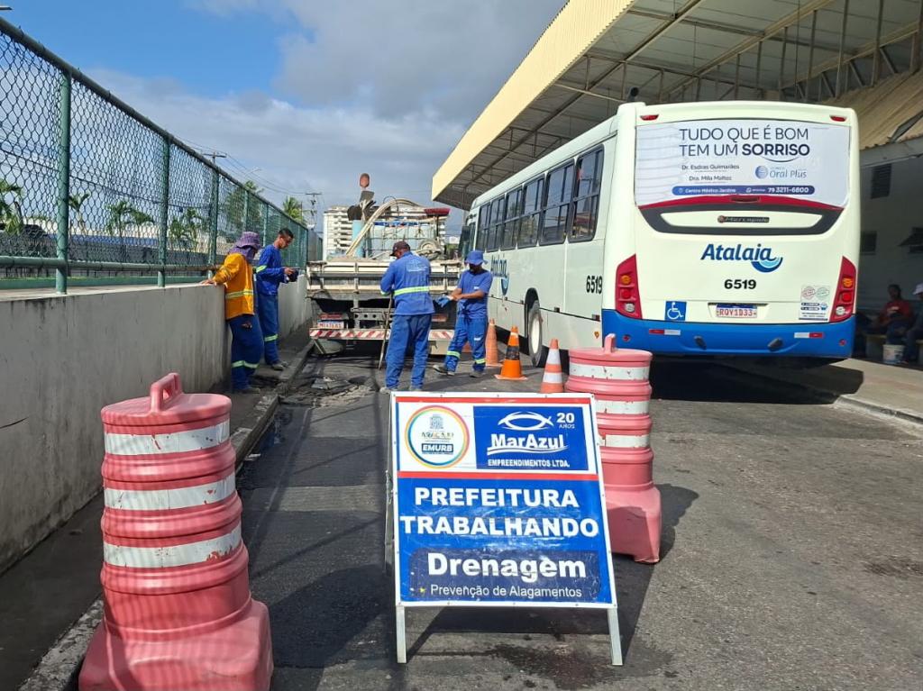 Emurb realiza manutenção da drenagem em 35 logradouros de Aracaju
