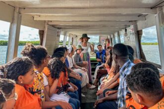 Estudantes conhecem manguezais em passeio de Tototó pelo Rio Sergipe