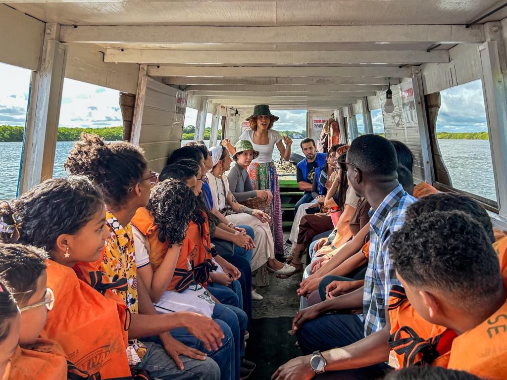 Estudantes conhecem manguezais em passeio de Tototó pelo Rio Sergipe