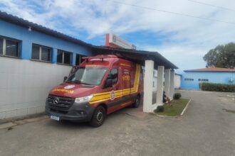 Familiares resgatam criança de 2 anos após afogamento em Barra dos Coqueiros