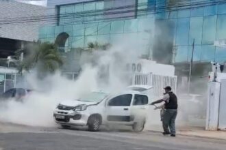 Fiat pega fogo após colisão com Ranger na Avenida Antônio Carlos Leite Franco