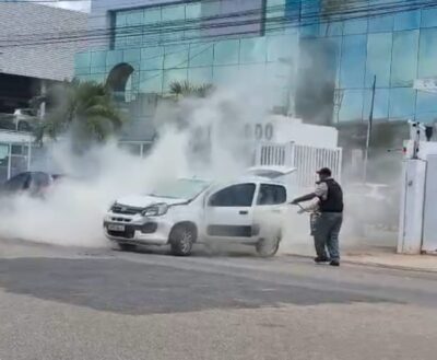 Fiat pega fogo após colisão com Ranger na Avenida Antônio Carlos Leite Franco