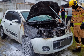 Fiat Uno pega fogo e gera fumaça na Taiçoca; trânsito é afetado