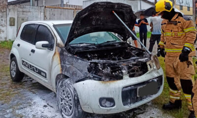 Fiat Uno pega fogo e gera fumaça na Taiçoca; trânsito é afetado