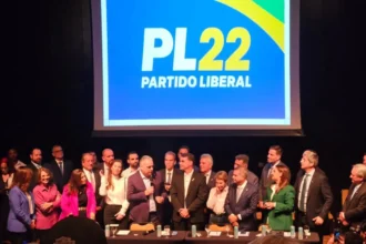 Flávio Bolsonaro anuncia Alfredo Gaspar como vice na chapa presidencial