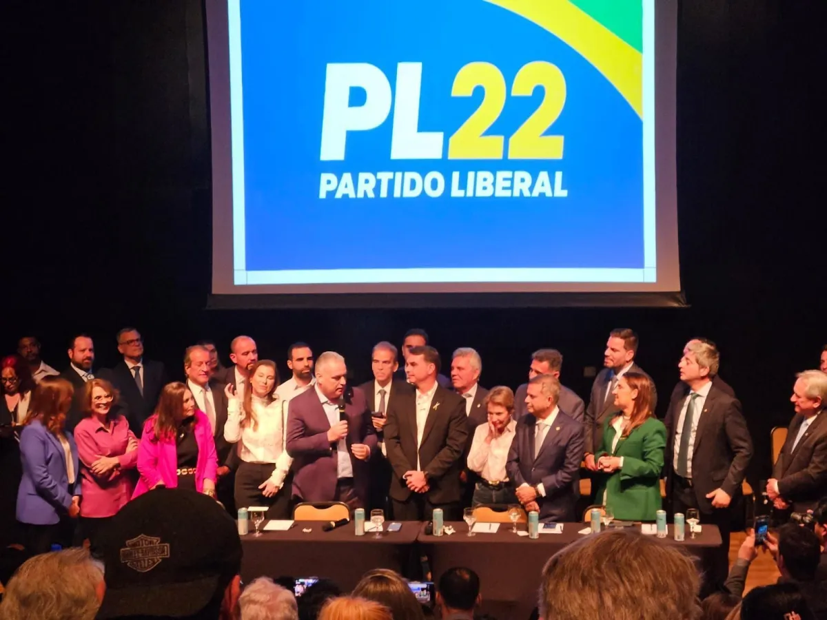 Flávio Bolsonaro anuncia Alfredo Gaspar como vice na chapa presidencial