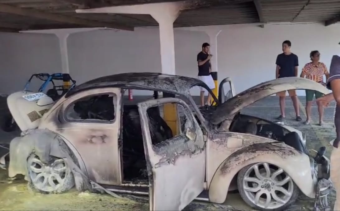 Fusca explode em garagem de condomínio em Aracaju; moradores controlam fogo