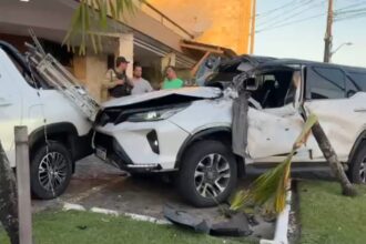 Honda perde controle e atinge dois carros estacionados na Tancredo Neves