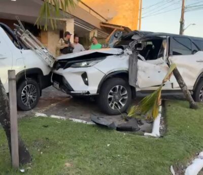 Honda perde controle e atinge dois carros estacionados na Tancredo Neves