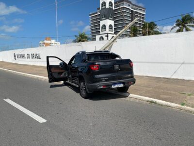 Idoso sofre mal súbito ao volante, derruba poste em Aracaju