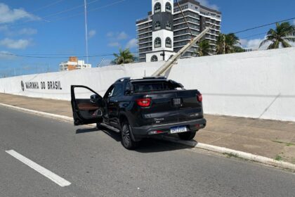 Idoso sofre mal súbito ao volante, derruba poste em Aracaju