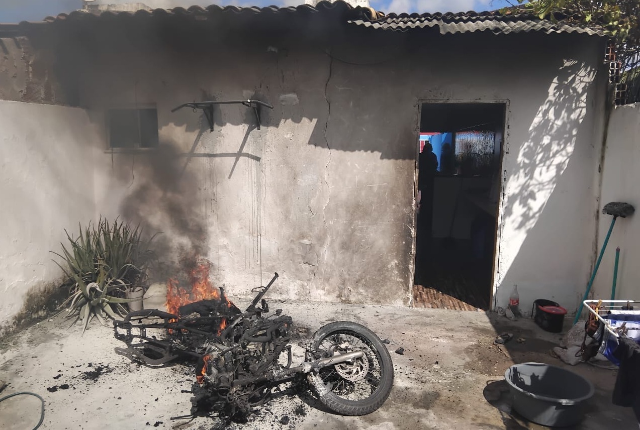 Motocicleta incendeia residência no Piabeta e mobiliza bombeiros