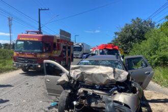 Motorista invade contramão e colisão entre carro e ônibus fere homem na SE-090