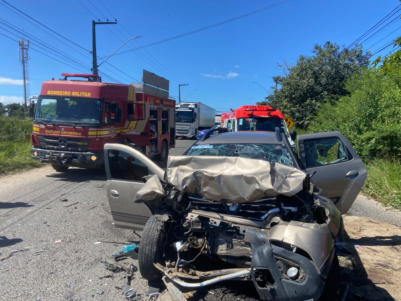 Motorista invade contramão e colisão entre carro e ônibus fere homem na SE-090