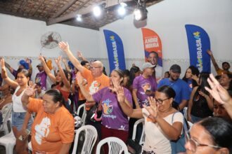 Moura debate prioridades do 18 do Forte com lideranças e moradores