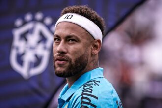 Neymar com faixa na cabeça no clássico entre Corinthians e Santos