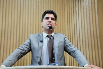 Pastor Diego elogia revitalização de 10 praças em Aracaju e critica Lula