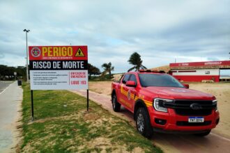 Placas de segurança sinalizam Praia dos Artistas após afogamentos