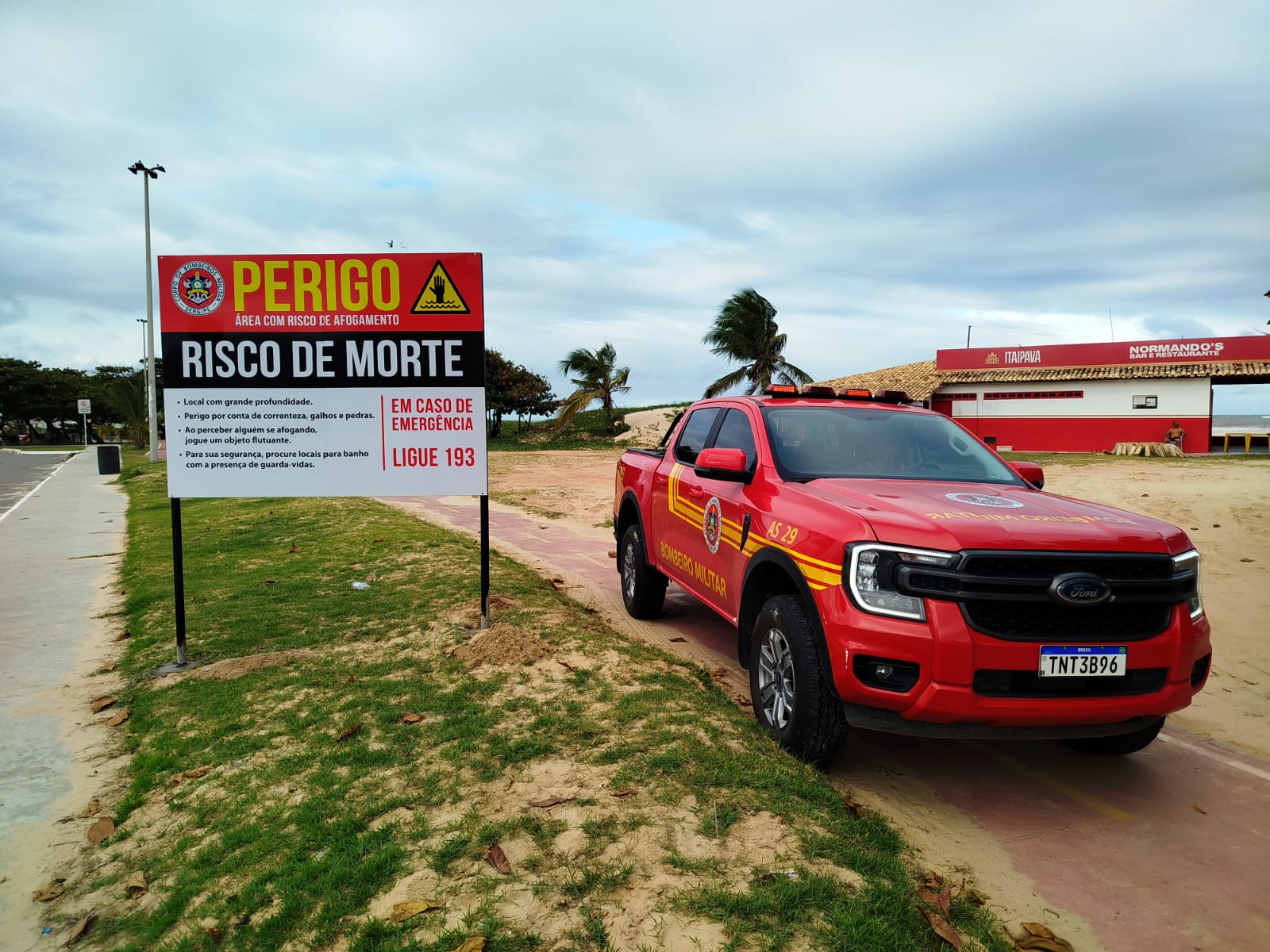 Placas de segurança sinalizam Praia dos Artistas após afogamentos