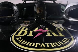 PM detém dois homens e apreende simulacro durante patrulha em Aracaju