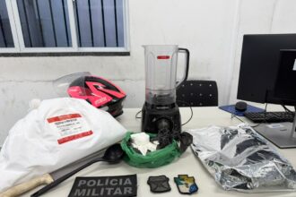 PM prende homem com quase meio quilo de cocaína na Coroa do Meio