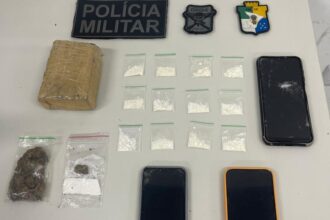Polícia prende dois em Aracaju após fuga em moto e entrega de drogas