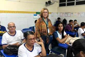 Procon Aracaju orienta alunos da EJA sobre golpes digitais
