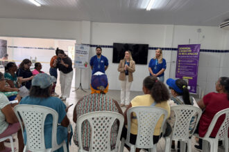 Procon Aracaju orienta idosos sobre golpes digitais no CRAS 17 de Março